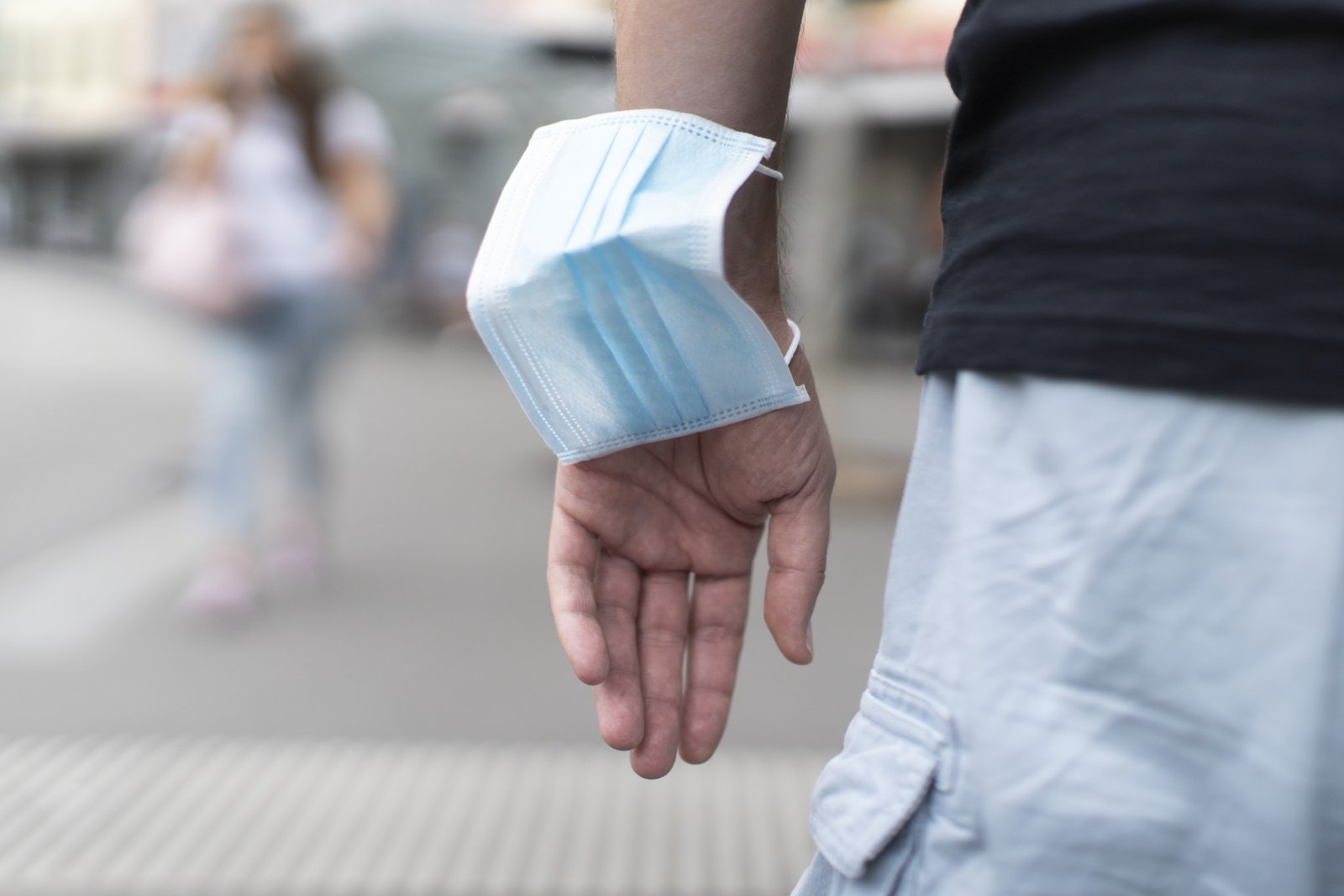 Gratis zum Mitnehmen: Hygienemasken. Bild: Keystone-SDA