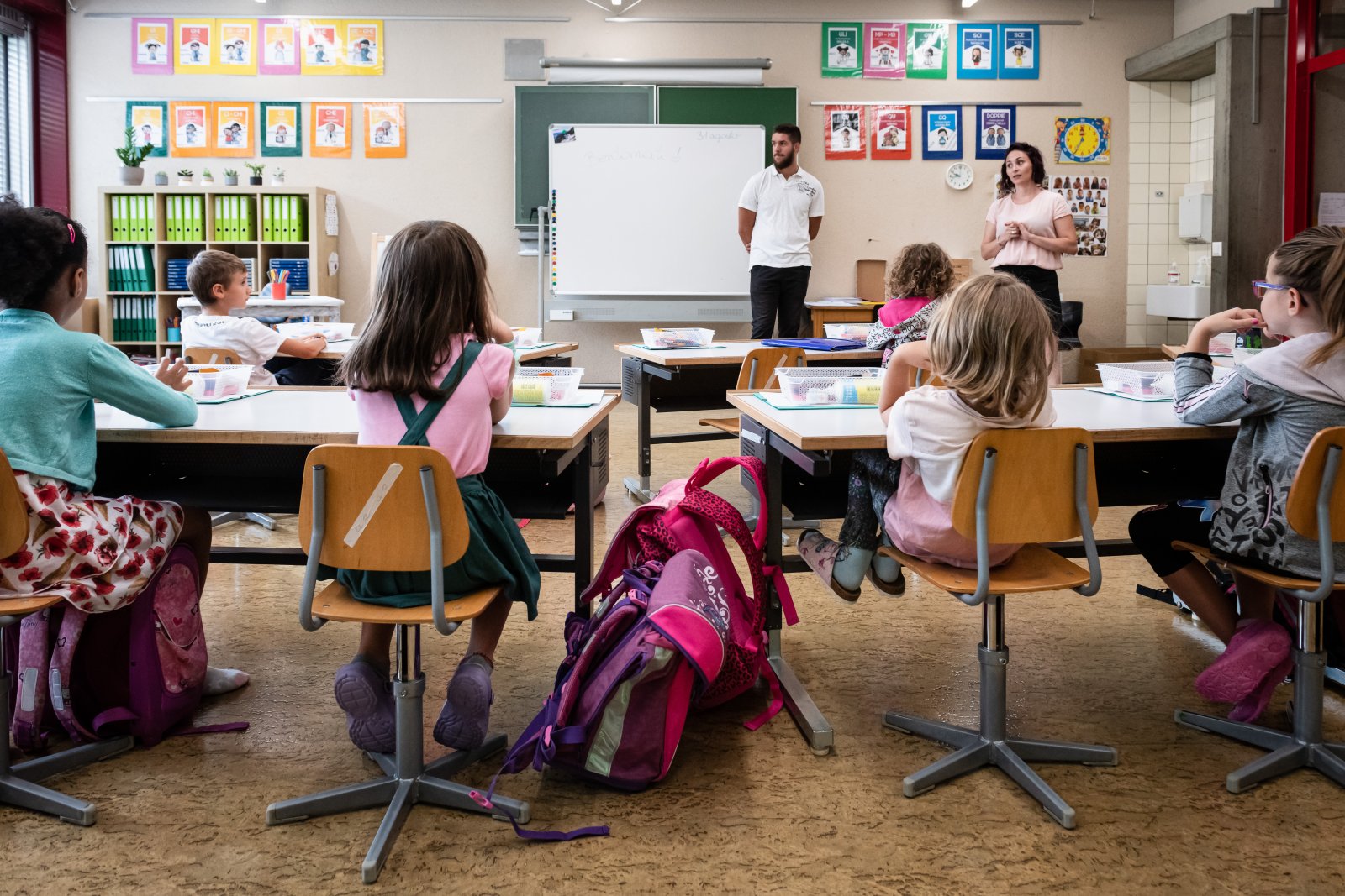 Immer öfter stehen zwei Pädagogen im Klassenzimmer. Bild: Keystone