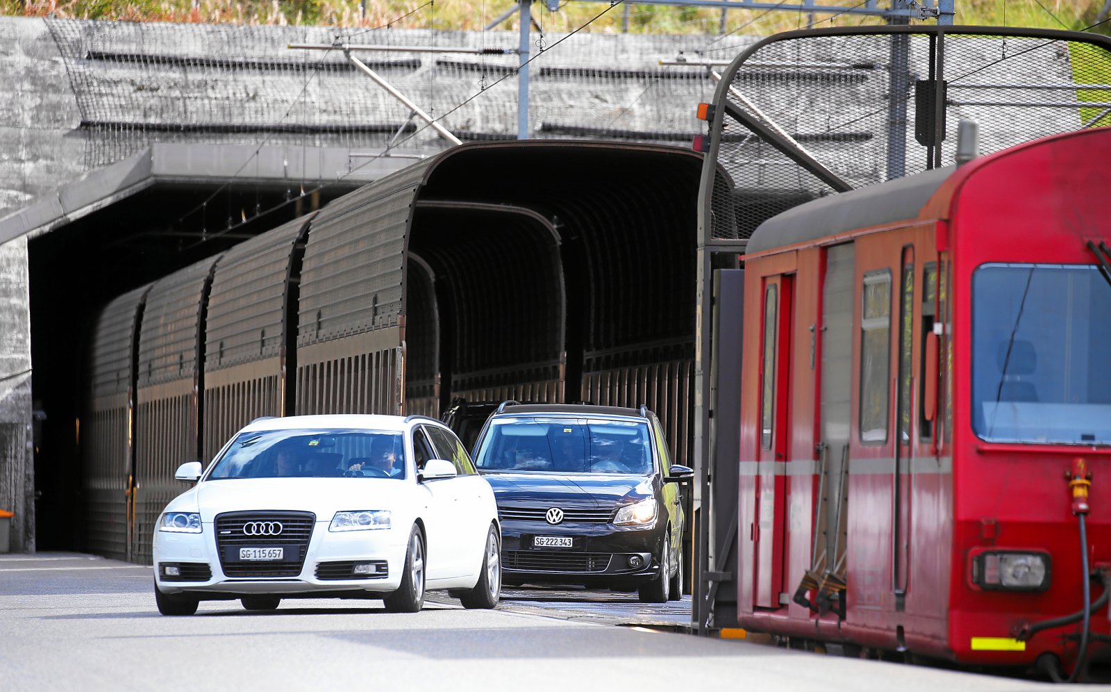 Könnte der Autoverlad – wie hier bei der Rhätischen Bahn am Vereina – auch eine Option für die Verkehrsentlastung am Gotthard sein? (Bild: Rhätische Bahn)