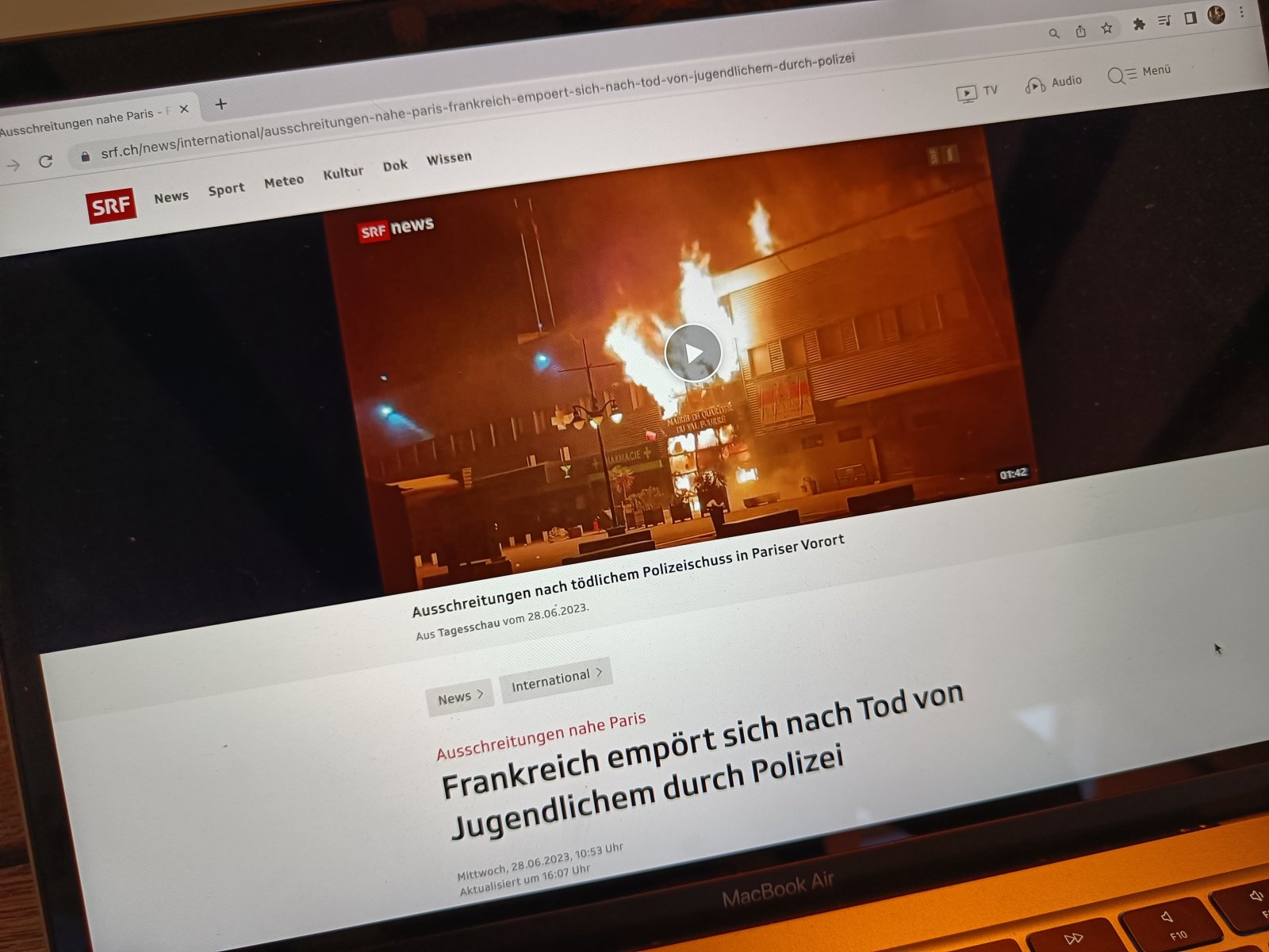 Einst gehörten die Schweizer Medien zu den informiertesten weltweit. Heute fehlt eine differenzierte Berichterstattung.