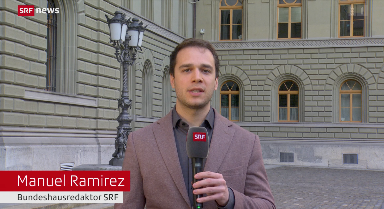 Geschicktes Framing: SRF-Journalist Manuel Ramirez. Bild: Screenshot SRF