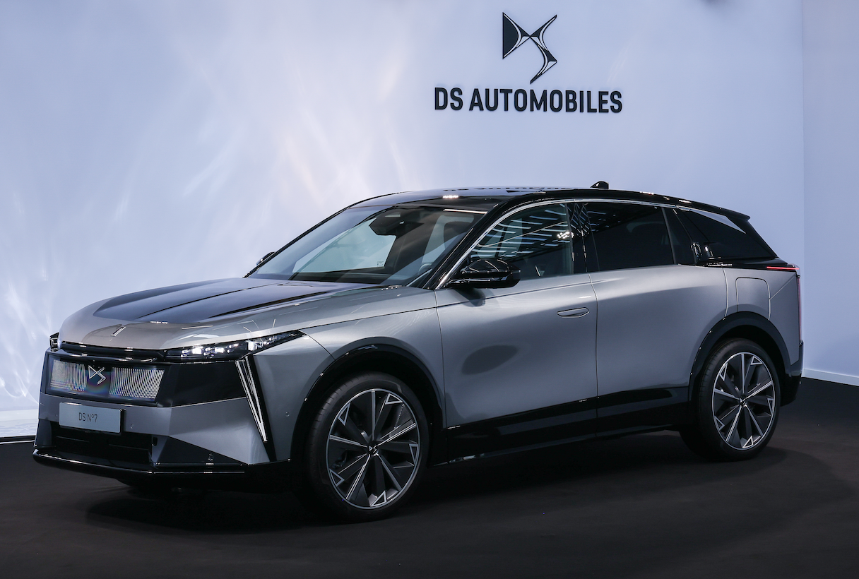 Auto schräg von der Seite