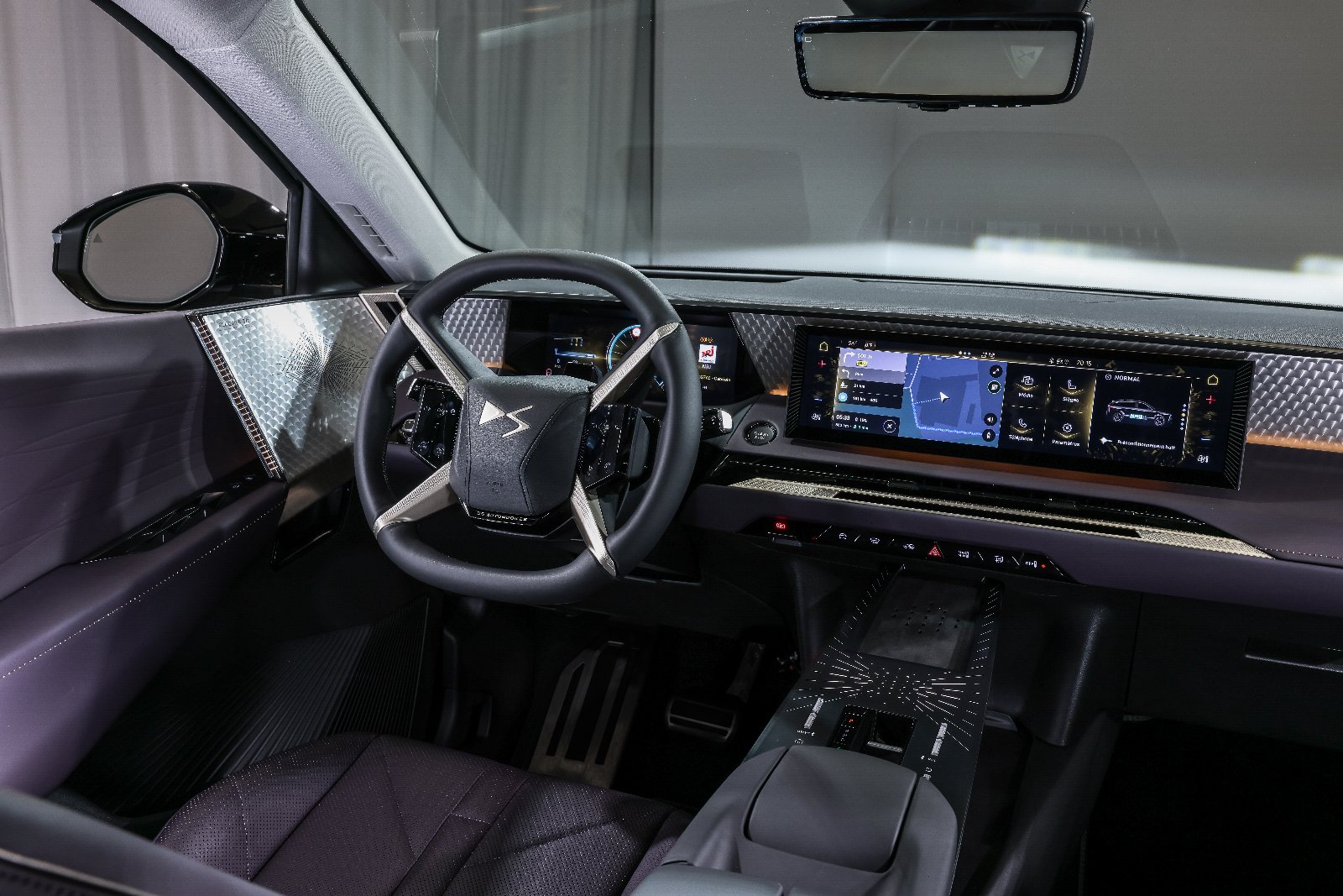Der Innenraum kommt ohne überdimensionale Displays aus, überzeugt dafür mit edlen Materialien. Bilder: DS Automobiles