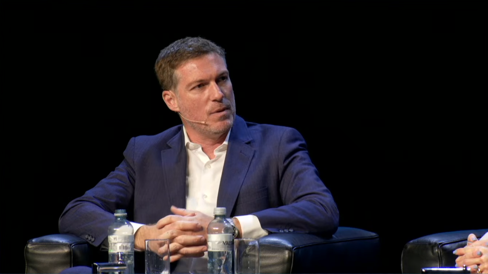 Die Rahmenverträge mit der EU haben einen kleinen wirtschaftlichen Nutzen, aber ein grosses institutionelles Risiko. Das sagte der Fribourger Wirtschaftsprofessor Mark Schelker am Kongress der Kompass-Initiative. Ausserdem gebe es Alternativen zu den Verträgen. Bild: zVg