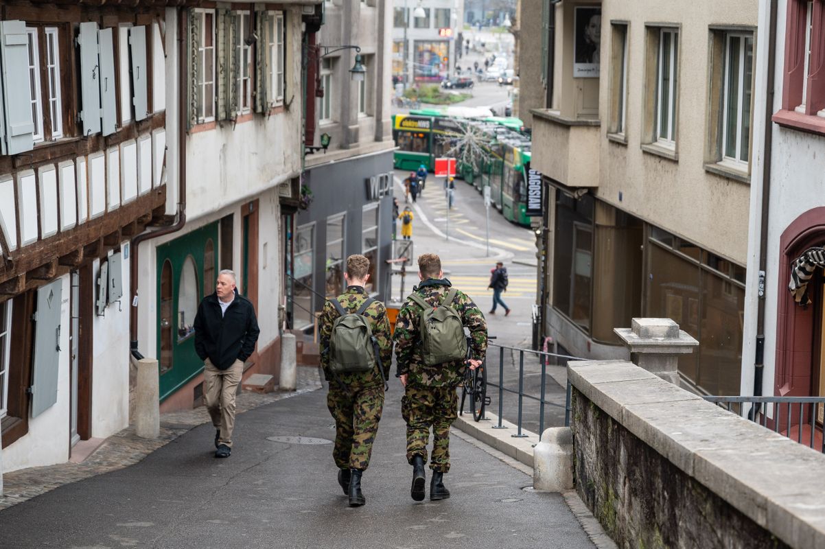 Ein Bürgerdienst für Alle: Soldaten im November 2020 auf dem Weg zu ihrem Einsatzort im Universitätsspital Basel. Bild: VBS/DDPS