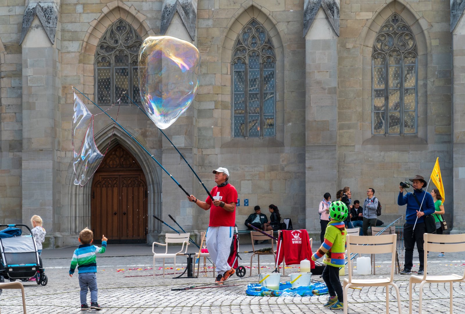 Um das Wohl der Kinder in der Schweiz kümmern sich nicht nur Strassenkünstler wie auf diesem Bild, sondern eine grosse Zahl von NGOs.