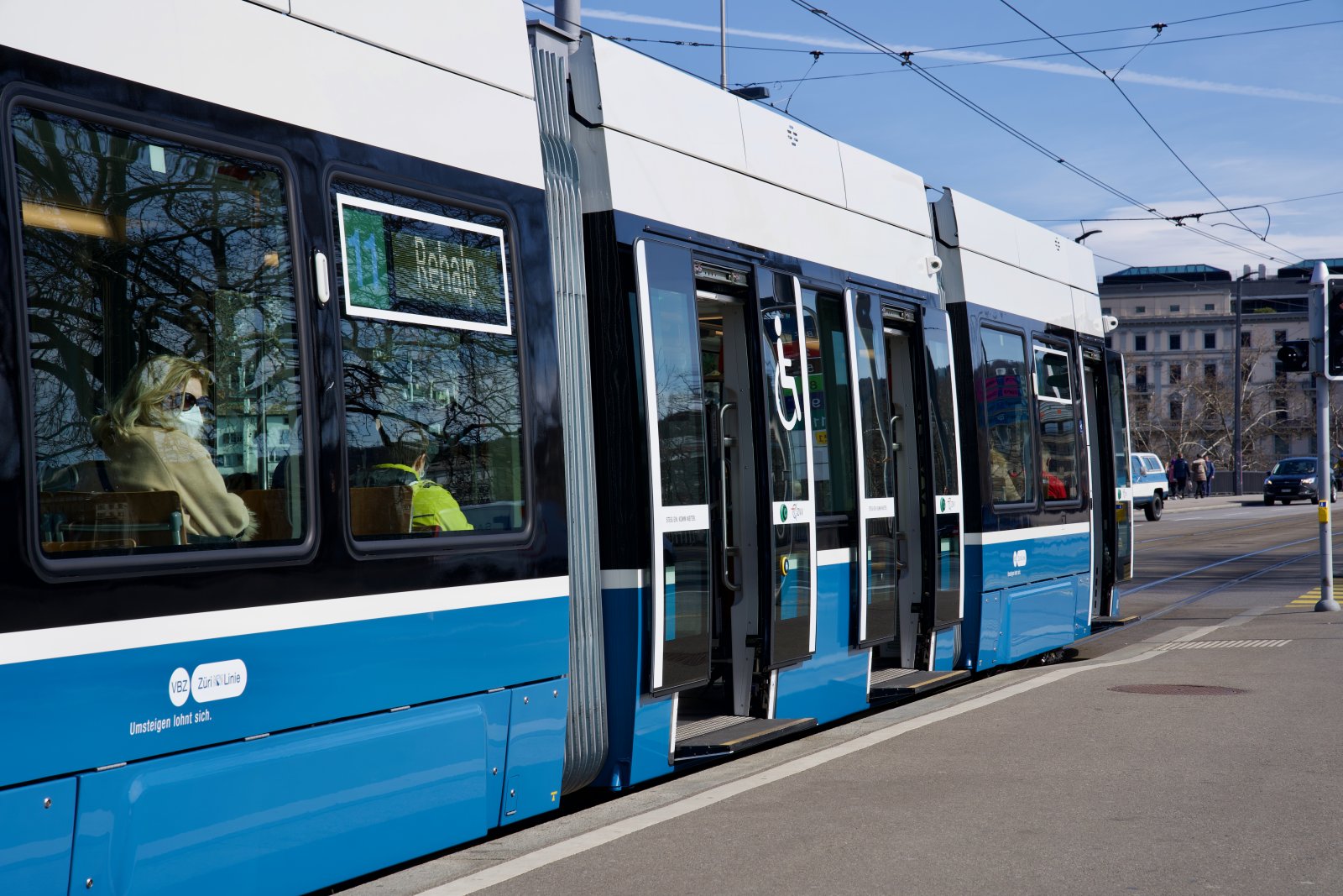 Künftig muss wohl ein grösserer Teil der Patienten mit dem Tram oder dem Velo ins Spital. (Bild: Shutterstock)