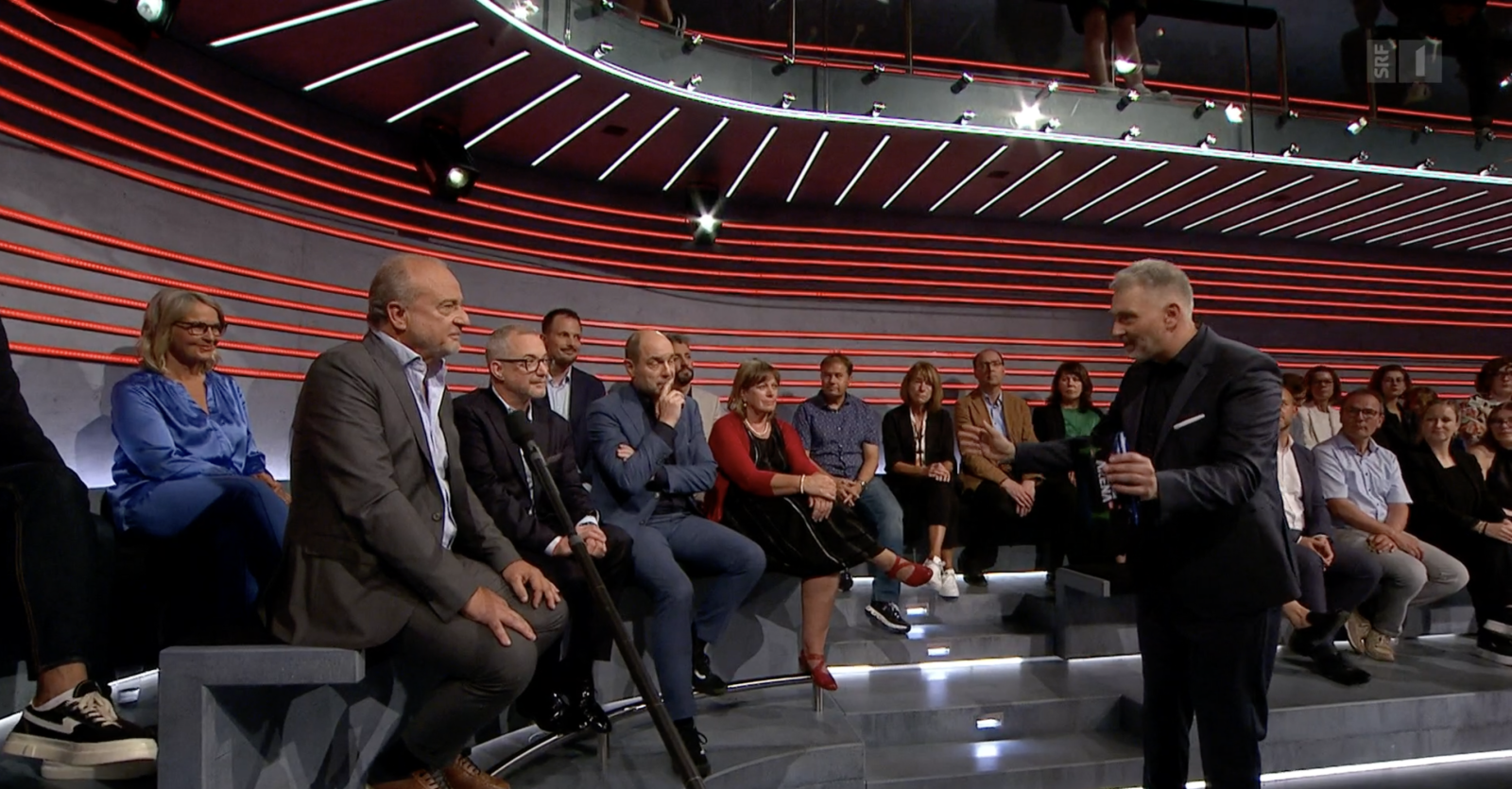 «Arena»-Moderator Sandro Brotz im Gespräch mit seinen Vorgängern. (Screenshot: SRF)