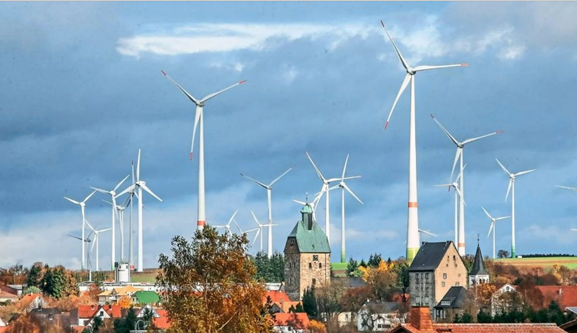Es drohen happige Verluste: Windräder bei der Ortschaft Lichtenau in Nordrhein-Westfalen. Bild: CC