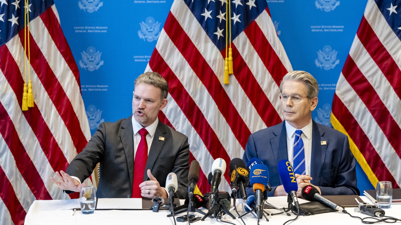 Jamieson Greer und Scott Bessent an einer Pressekonferenz am Montag in Genf. Bild: Keystone