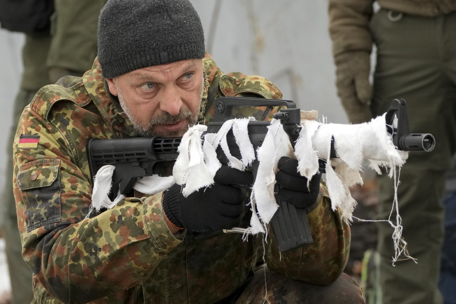Ab in den Krieg: Ein Anwärter der Georgischen Legion, hier in einer Tarnjacke der Deutschen Bundeswehr, wird für den Einsatz gegen die Russen ausgebildet. Bild: Keystone-SDA