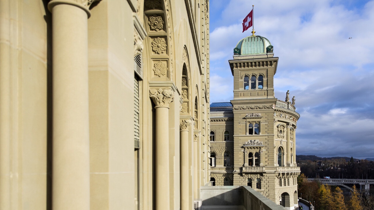 Bundeshaus in Bern. Für Politiker ist es allemal leichter, die Steuern zu erhöhen als die Ausgaben zu senken. Bild: Keystone