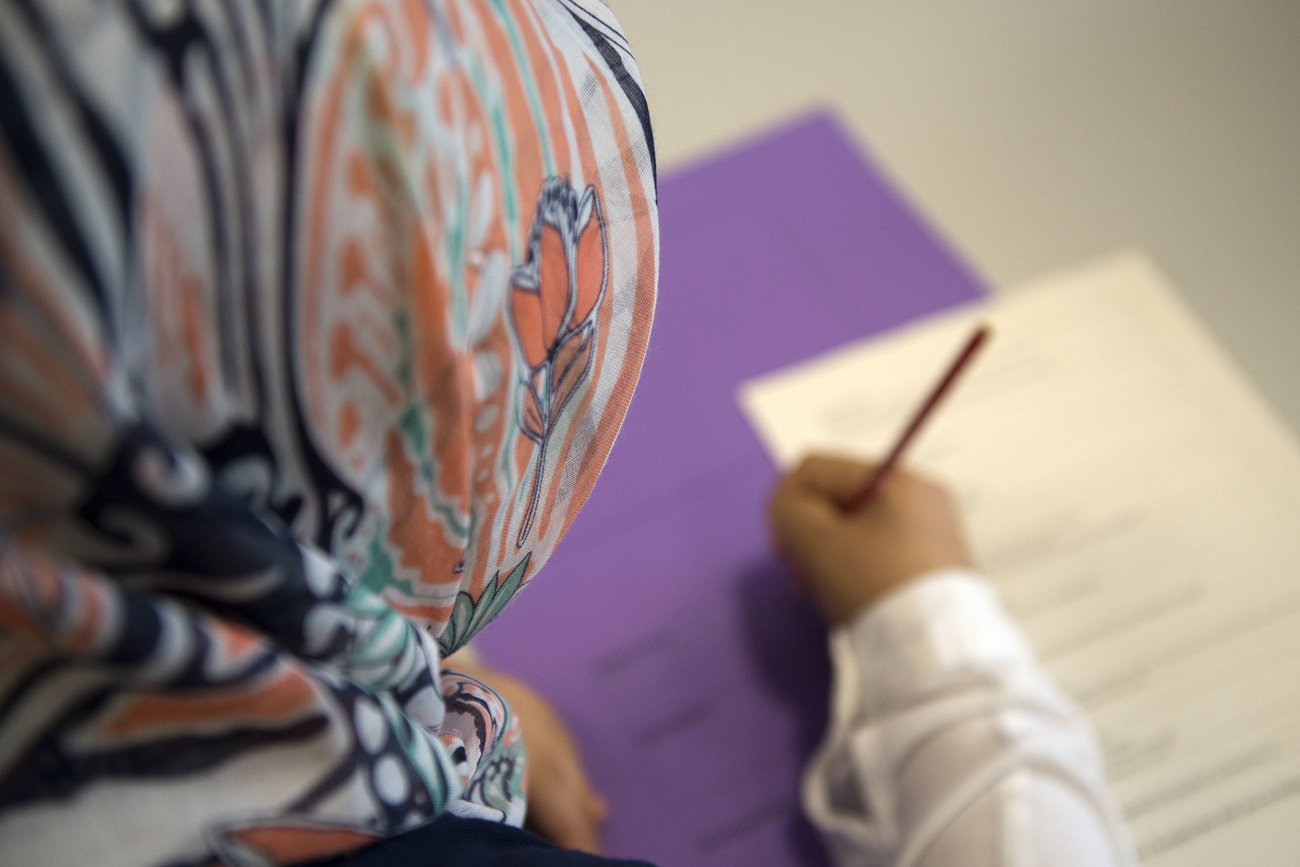Ein Mädchen an einer Basler Sekundarschule mit Kopftuch: Sollen muslimische Kinder vor Indoktrination geschützt werden? Bild: Keystone