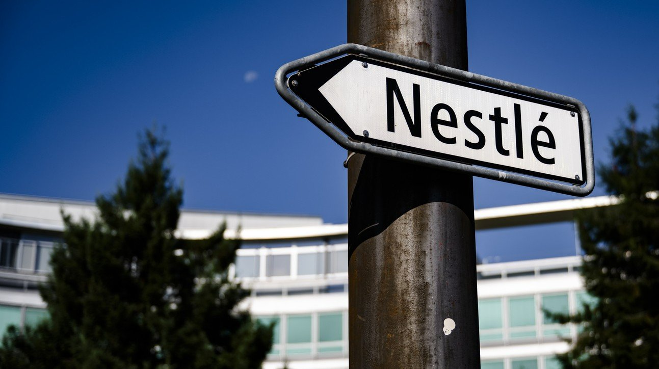 Auch beim Schweizer Nahrungsmittelkonzern Nestlé weist der Weg weg vom Klimaschutz. Bild: Keystone