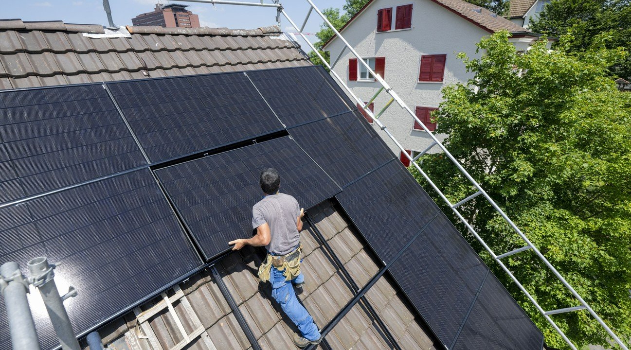 Geld fürs Abregeln: Solaranlage auf einem Hausdach. Bild: Keystone
