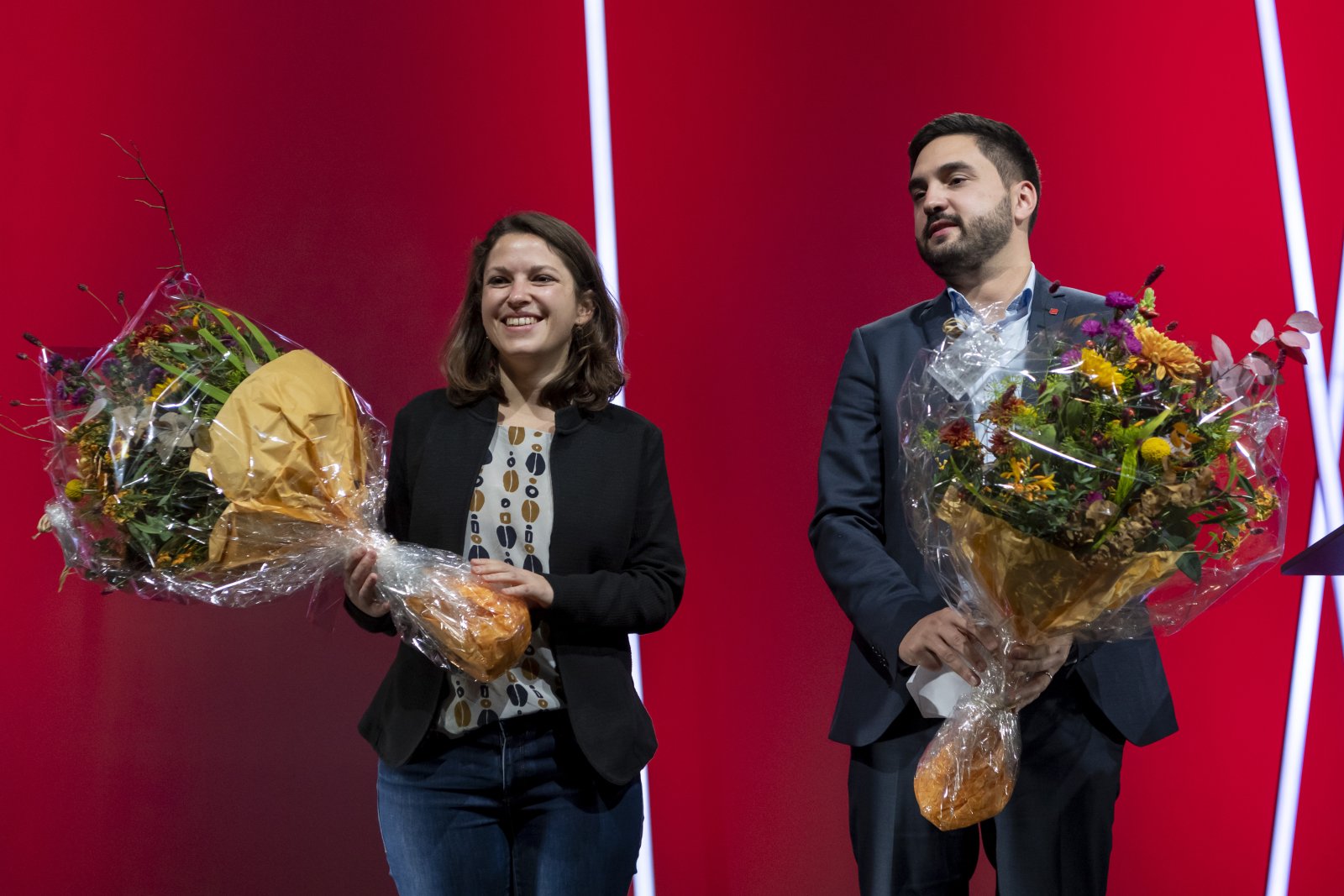 Blumen für die Generation Juso. Mattea Meyer und Cédric Wermuth bei ihrer Wahl ins SP-Parteipräsidium im Oktober 2020. Bild: Keystone