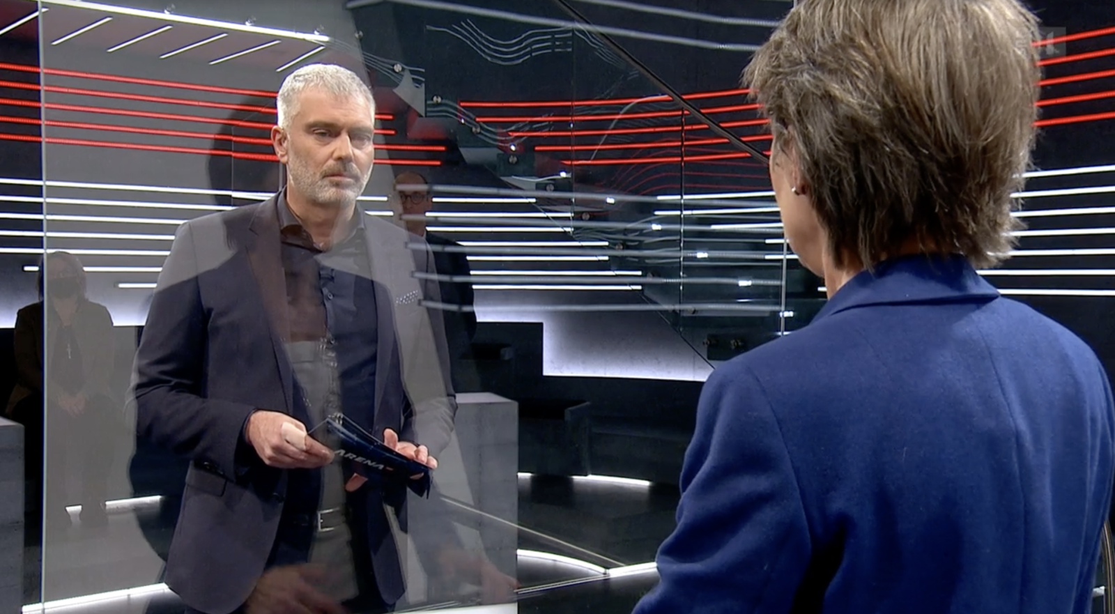 Sandro Brotz und Bundesrätin Simonetta Sommaruga bei der «Arena» zum Mediengesetz am 21. Januar 2022. (Bild: Screenshot SRF)