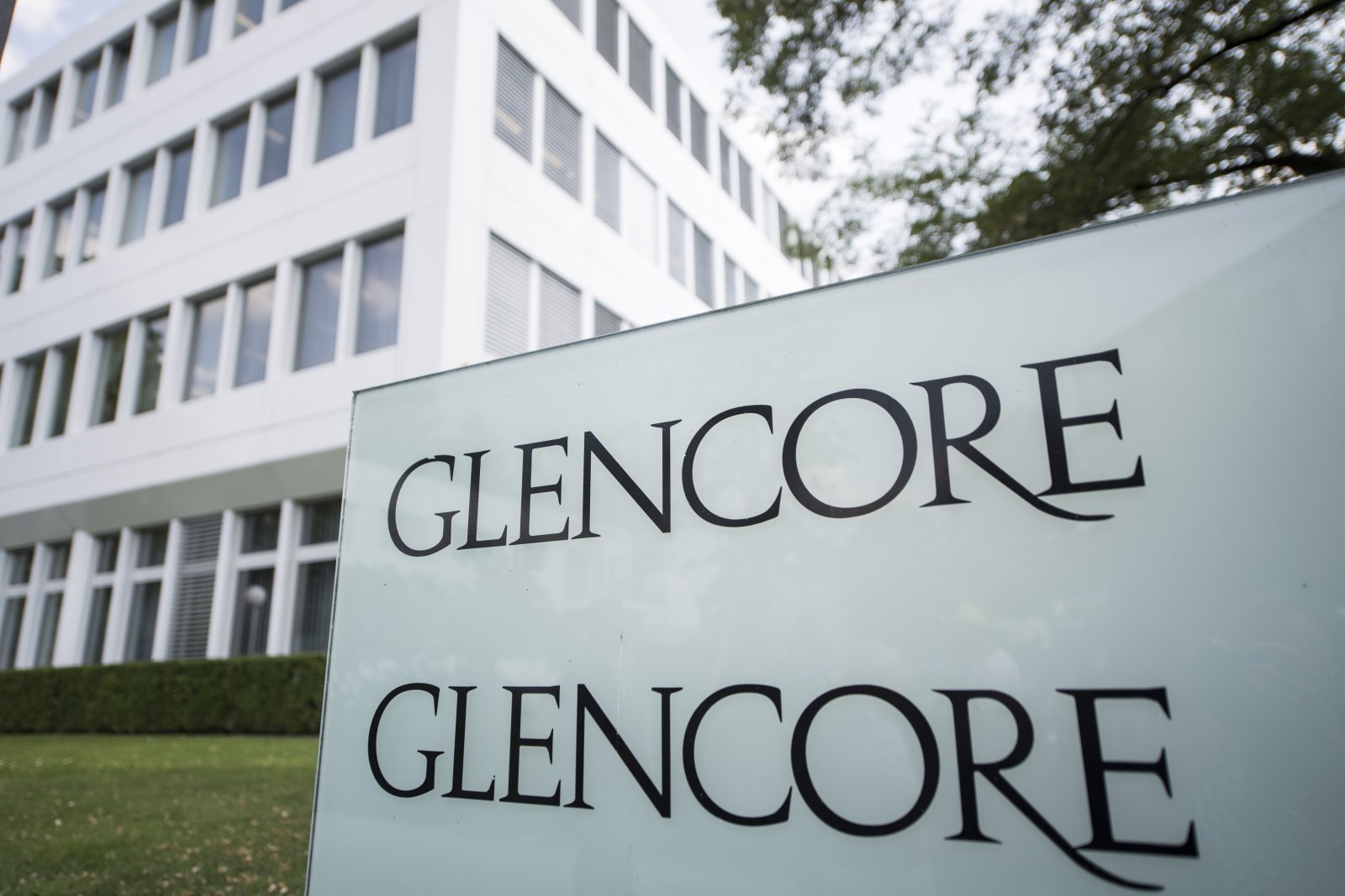 Rohstoffhändler wie Glencore sollen Gewinne aus dem Handel mit knappen Gütern abliefern. (Bild: Keystone)
