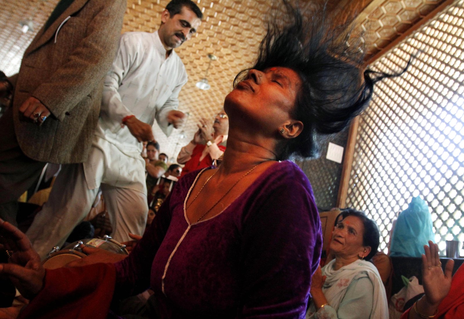Anderer Bewusstseinszustand? Menschen in Trance an einem Hindu-Festival in Indien. Bild: Keystone