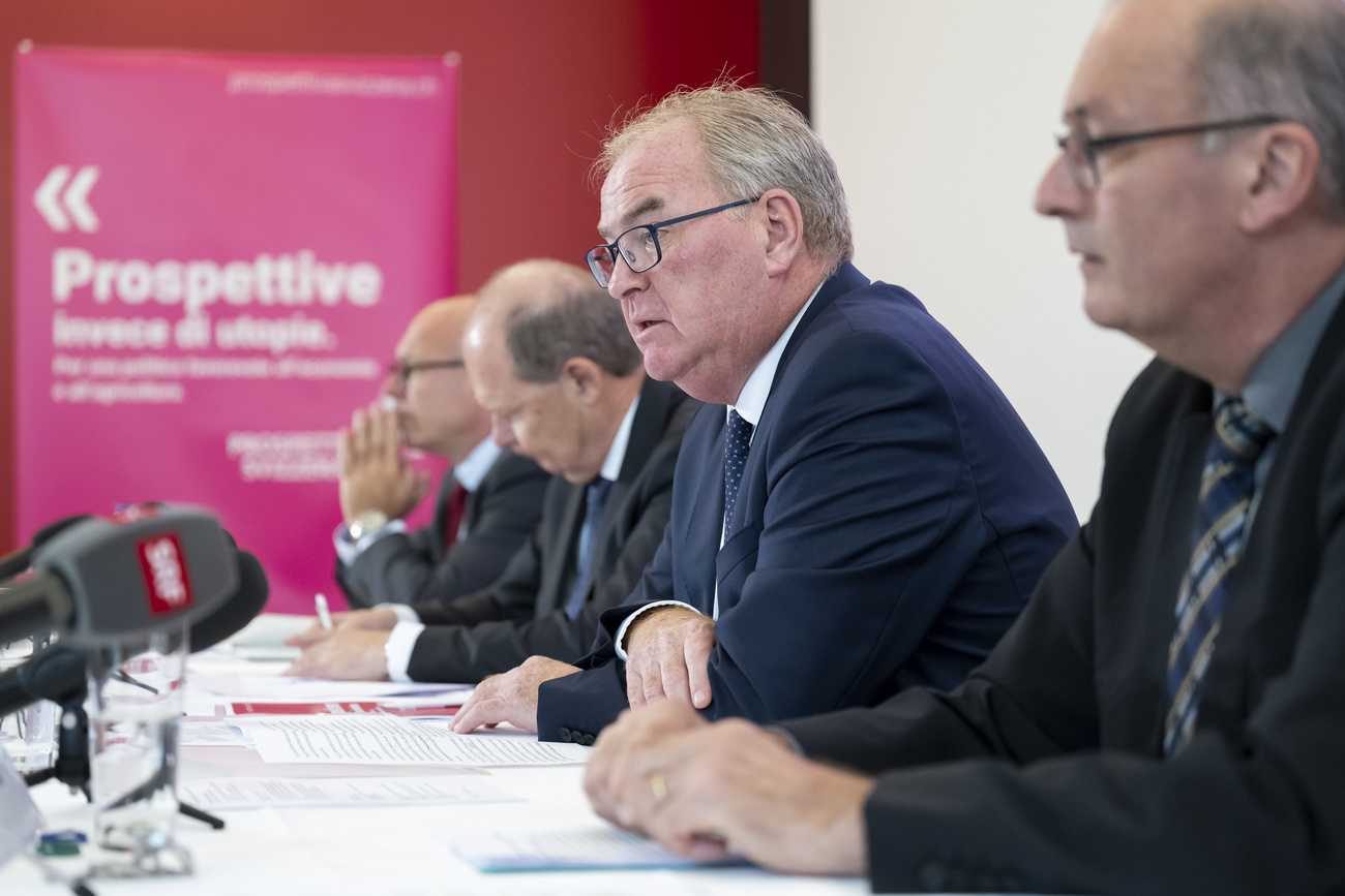 Ein erster Schritt: Die gemeinsame Kampagne der Wirtschaftsverbände mit dem Bauernverband. In der Bildmitte Christoph Mäder, Präsident von Economiesuisse. (Bild: Keystone)