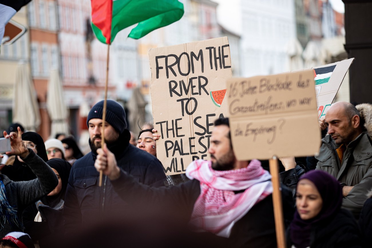 Antisemitismus ist wieder salonfähig geworden: Protestierende in Landshut, Niederbayern. Bild: Keystone.