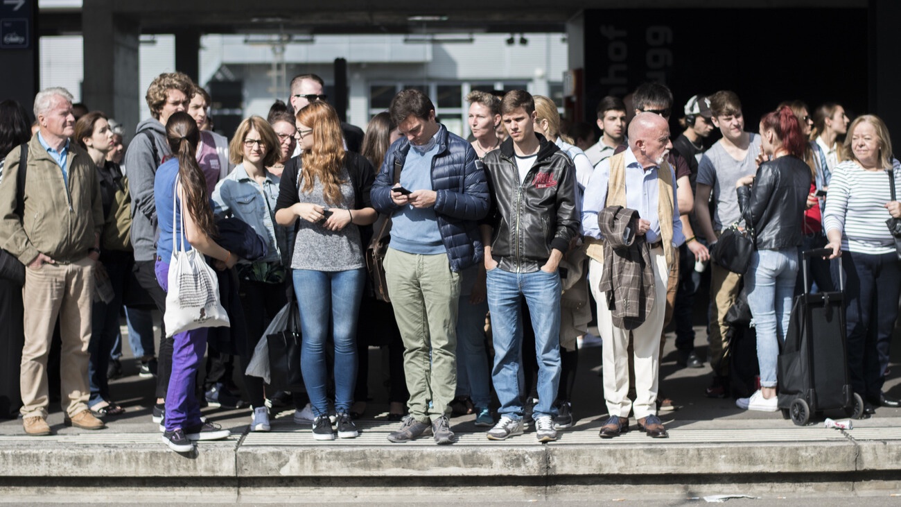 Die Menschen stellen sich zunehmend folgende Fragen: Bringt eine weitere Zuwanderung tatsächlich noch mehr Wohlstand für unser Land? Bild: Keystone