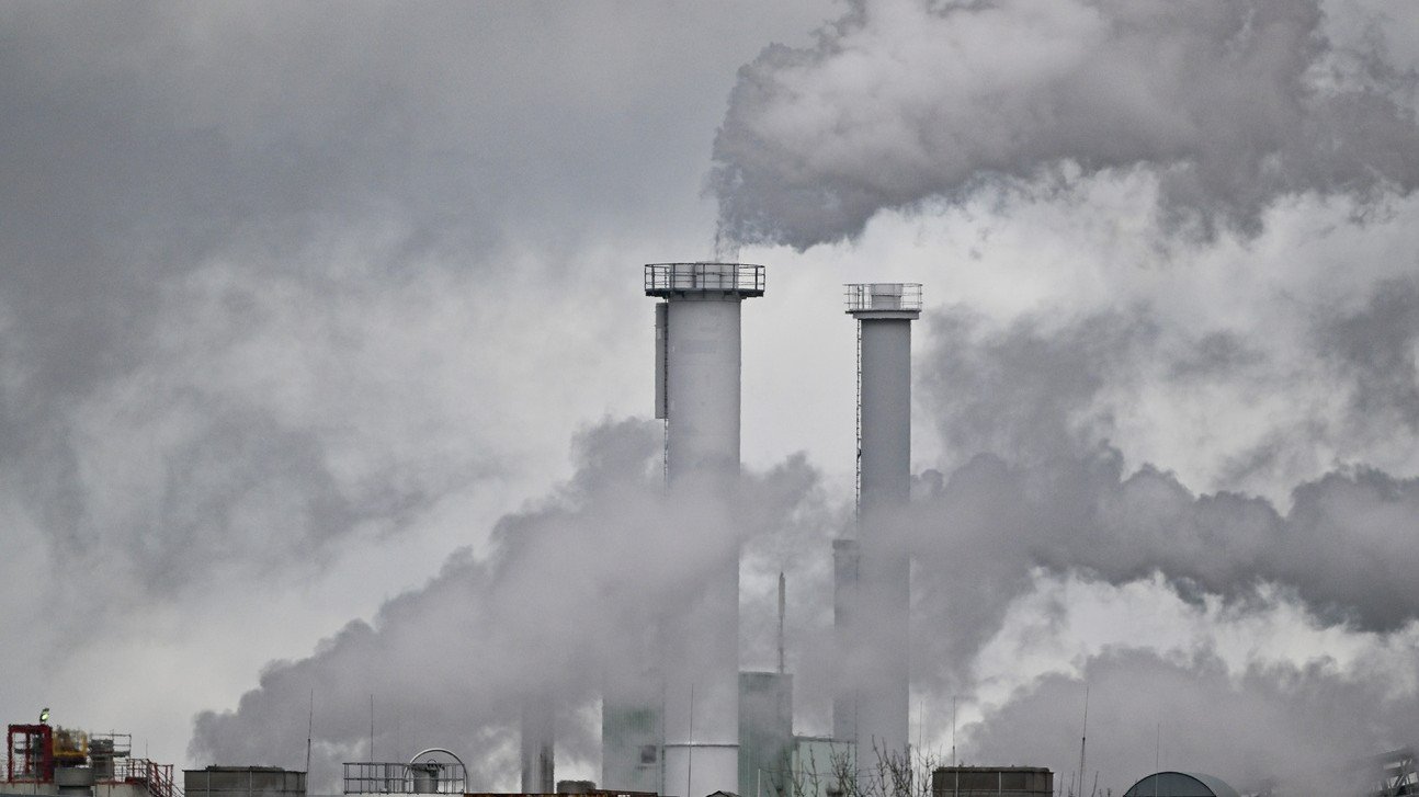 Mit dem EU-Klimafonds soll der Treibhausgas-Ausstoss der Industrie verringert werden. Doch das allermeiste Geld kommt nie bei den Unternehmen an. Bild: Keystone