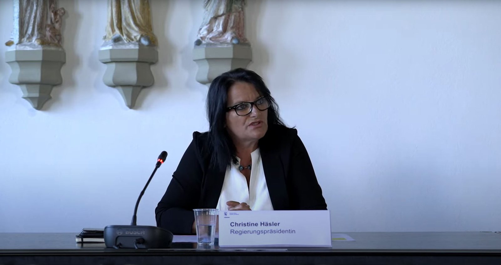 Schulleiter und Klassenlehrer sollen  entlastet werden: Die Berner Bildungsdirektorin Christine Häsler will mehr Geld für die Administration sprechen.  Bild: Screenshot Livestream Pressekonferenz