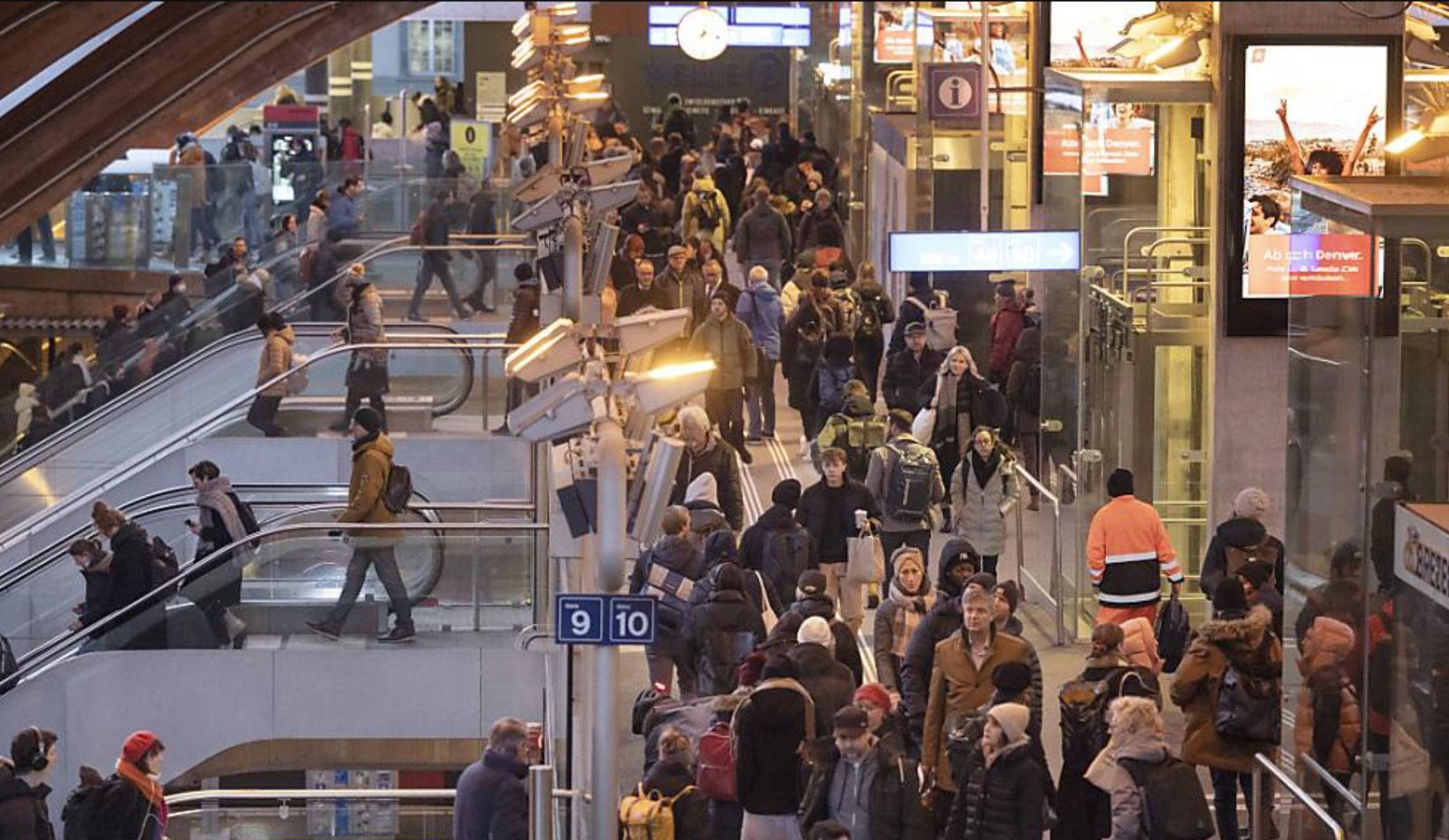 Beamten auf dem Weg ins Büro, wo sie andere Beamten im Büro treffen.