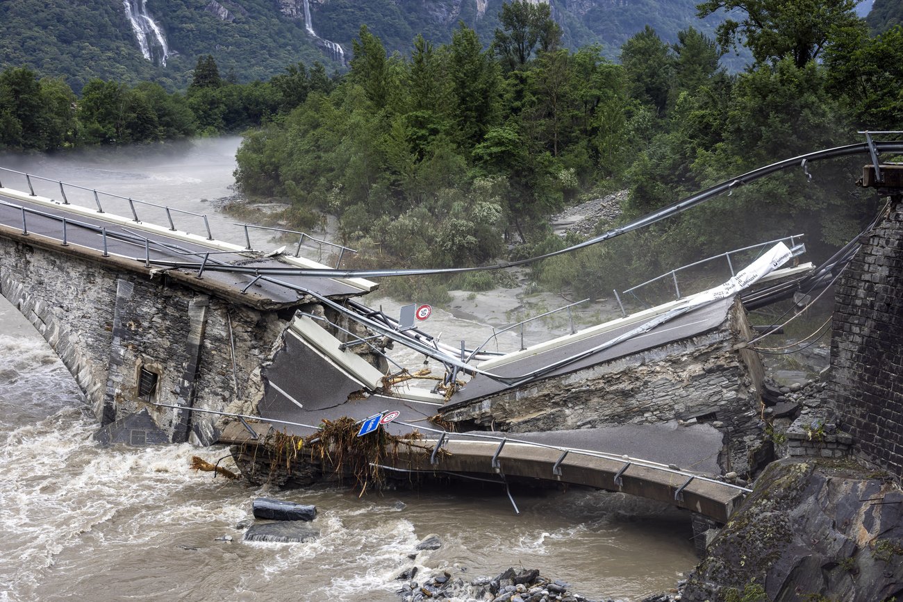Aussergewöhnlich viel Regen: Zerstörte Bücke im Maggiatal (TI). Bild: Keystone