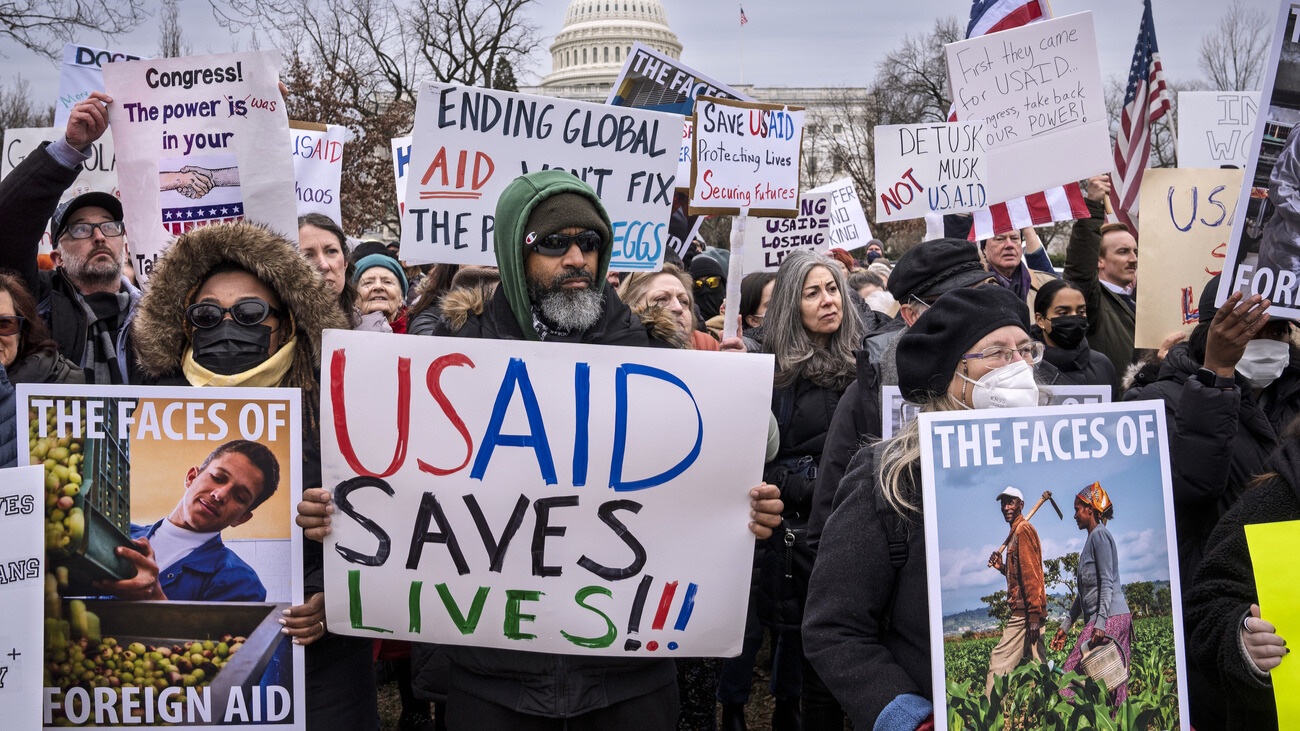 Proteste in Washington DC gegen Donald Trump und Elon Musk. Bild: Keystone