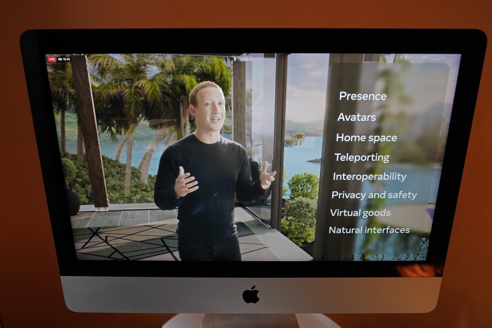 Mark Zuckerberg, CEO von Facebook, bei der Präsentation von «Metaverse» Ende Oktober: Für die einen der Inbegriff eines innovativen Unternehmers, für die anderen der lebende Beweis, dass der Staat bei den modernen Plattformen viel stärker eingreifen muss. Bild: Keystone