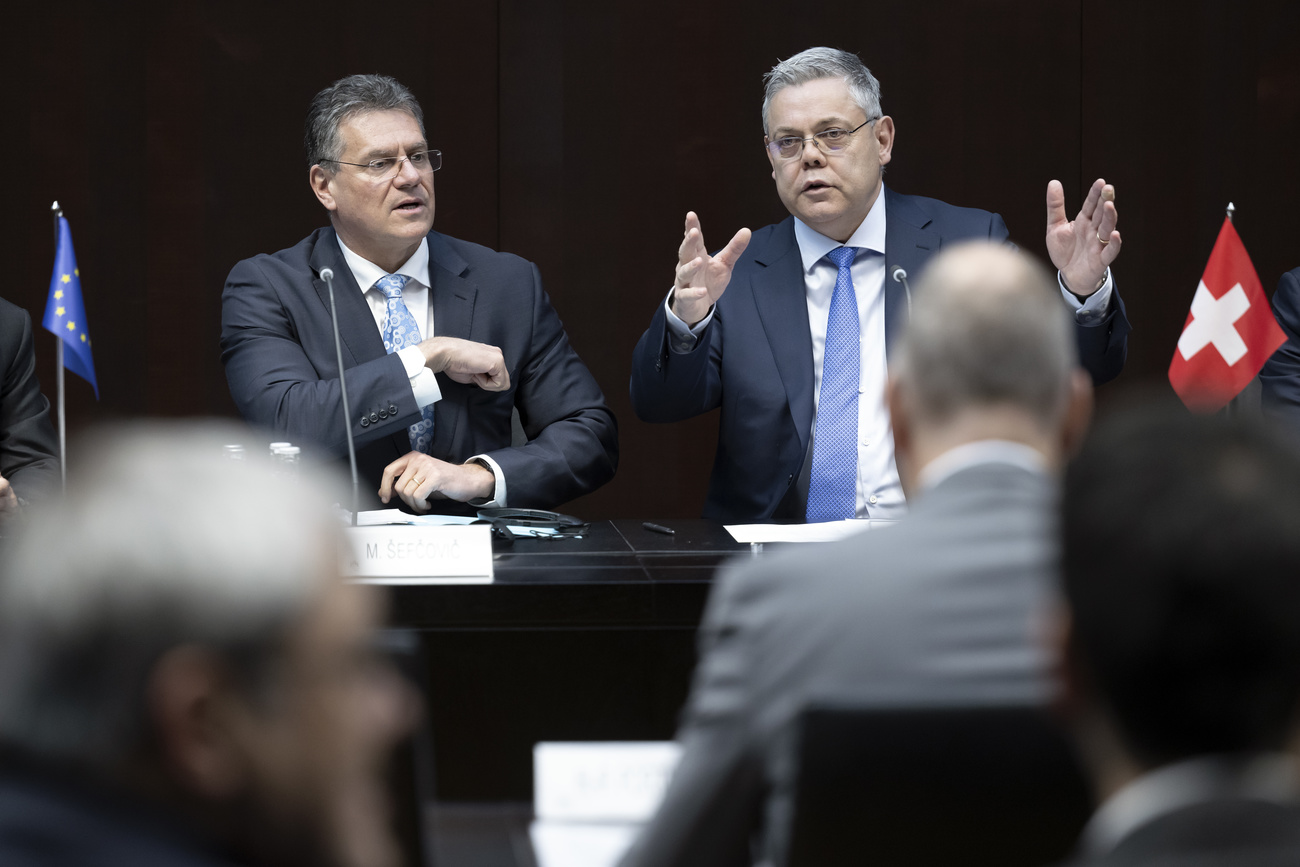 Zu Besuch im Bundeshaus: Maroš Šefčovič (l.) und APK-NR-Präsident Grüter. Bild: Keystone-SDA