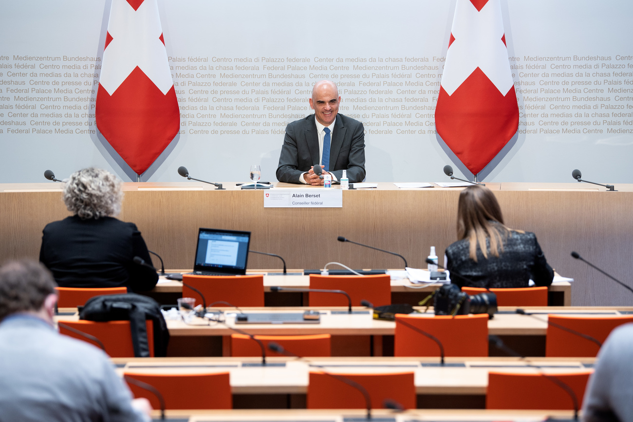 Nur einer lacht: SP-Bundesrat Alain Berset spricht über die Coronapolitik des Bundes. Nachdem sich das Parlament weggeduckt hatte, konnte der Innenminister ungehindert durchregieren. (Bild: Keystone)