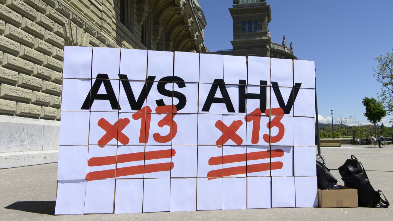 Wenn nicht alles täuscht, müssen die Kosten für die 13. AHV-Rente zunächst vom AHV-Fonds getragen werden. Bild: Archiv