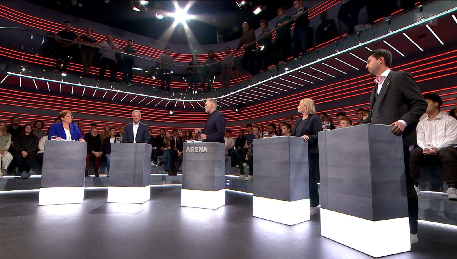 Drei gegen eine (und ein Dompteur): Magdalena Martullo-Blocher, Matthias Michel, Sandro Brotz, Elisabeth Schneider-Schneiter, Fabian Molina (von links, Screenshot: Dominik Feusi)