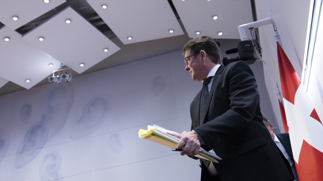 Bundesrat Albert Rösti verlässt das Podium am Ende einer Medienkonferenz des Bundesrates zum Stromabkommen Schweiz-EU. Bild: Keystone