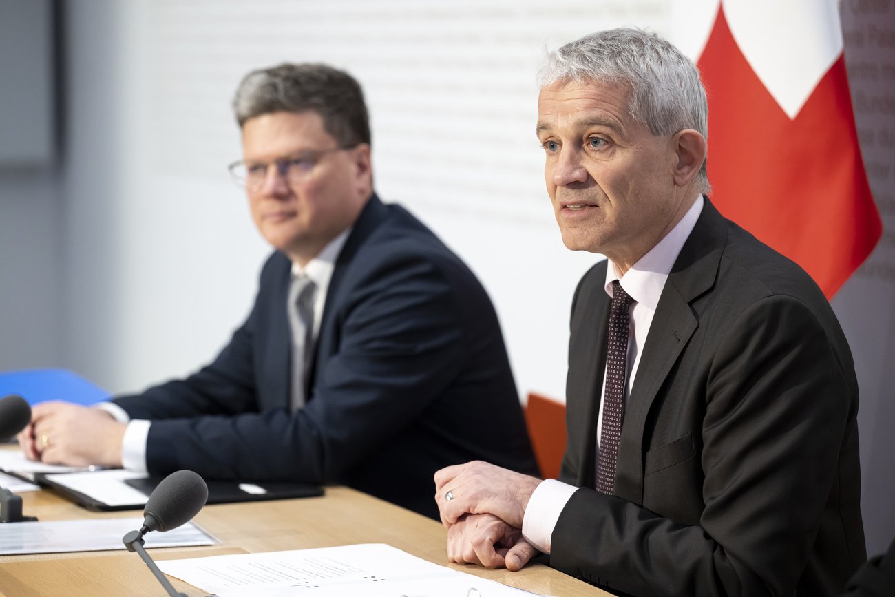 SP-Bundesrat Beat Jans stellt den bundesrätlichen Gegenvorschlag zur «Konzernverantwortungs-Initiative 2.0» in Bern vor. Bild: Keystone