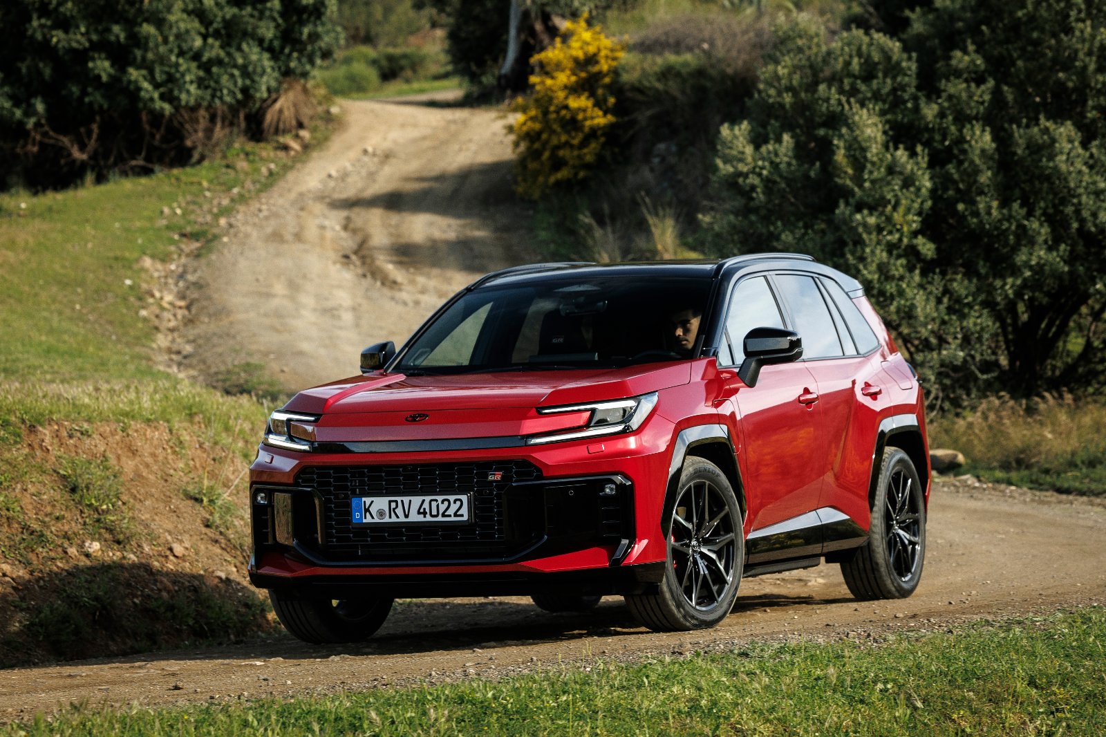 Die Abmessungen des neuen Toyota RAV4 sind gleich wie beim Vorgänger, das Design allerdings ist modern und kantig geworden. Bilder: Toyota