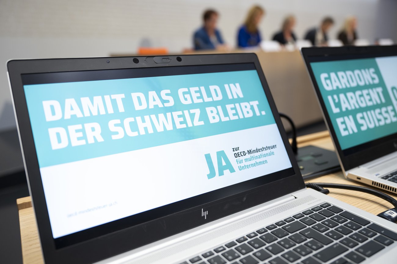 «Damit das Geld in der Schweiz bleibt» lautete der Slogan für die OECD-Mindeststeuer. Eine neue HSG-Studie zeigt aber, dass das Geld nicht in der Schweiz bleibt – im Gegenteil: Die freiwillige Umsetzung der OECD-Vorgabe berge «erhebliche Risiken» für den Wirtschaftsstandort. Bild: Keystone