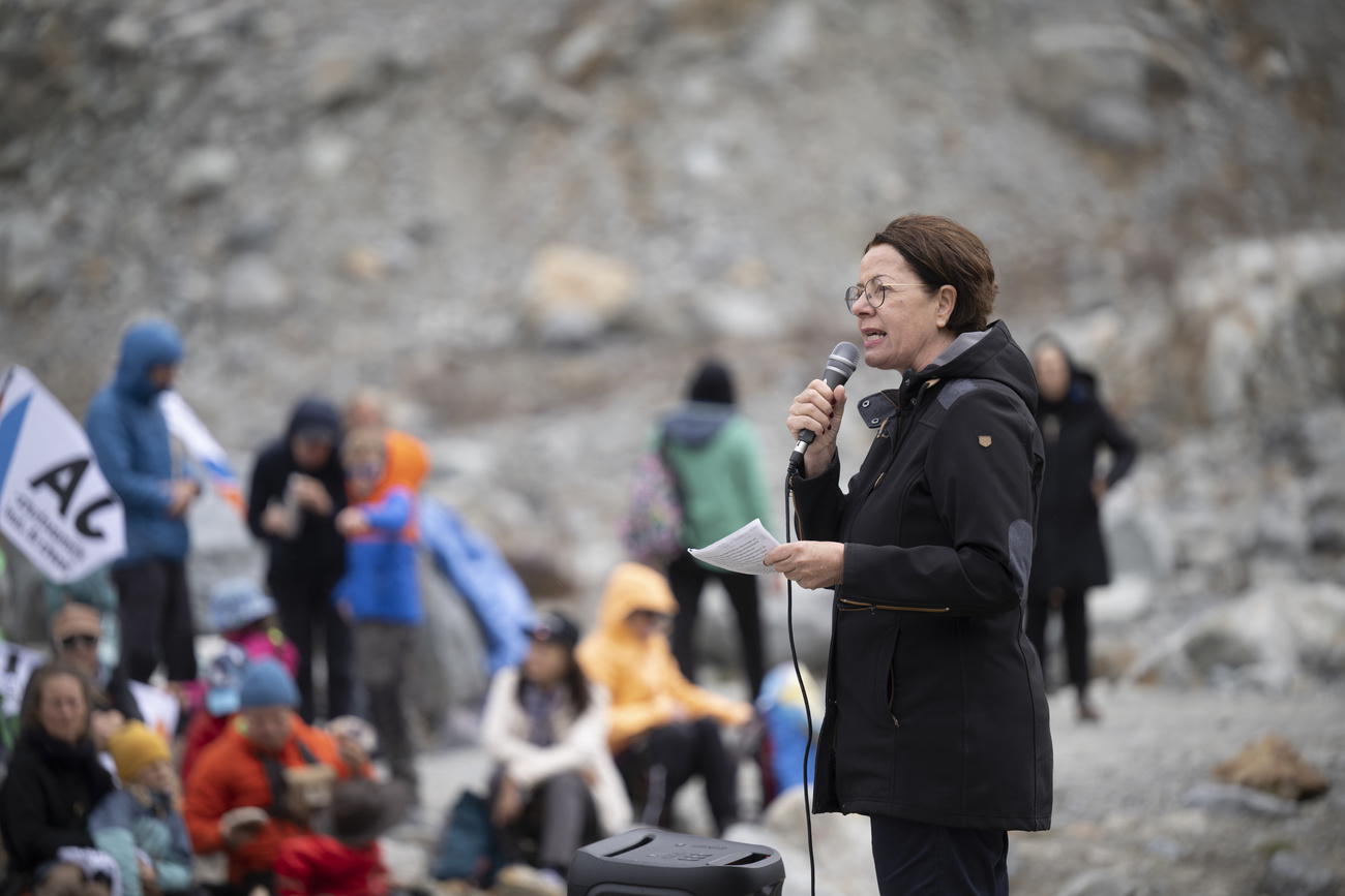 Erika Cahenzli-Philipp, Kirchenratspraesidentin der Evangelischen Kirche Graubuenden, spricht an der Gletscherzeremonie für das «Ja Komitee zum Klimaschutz-Gesetz» (Bild: Keystone)