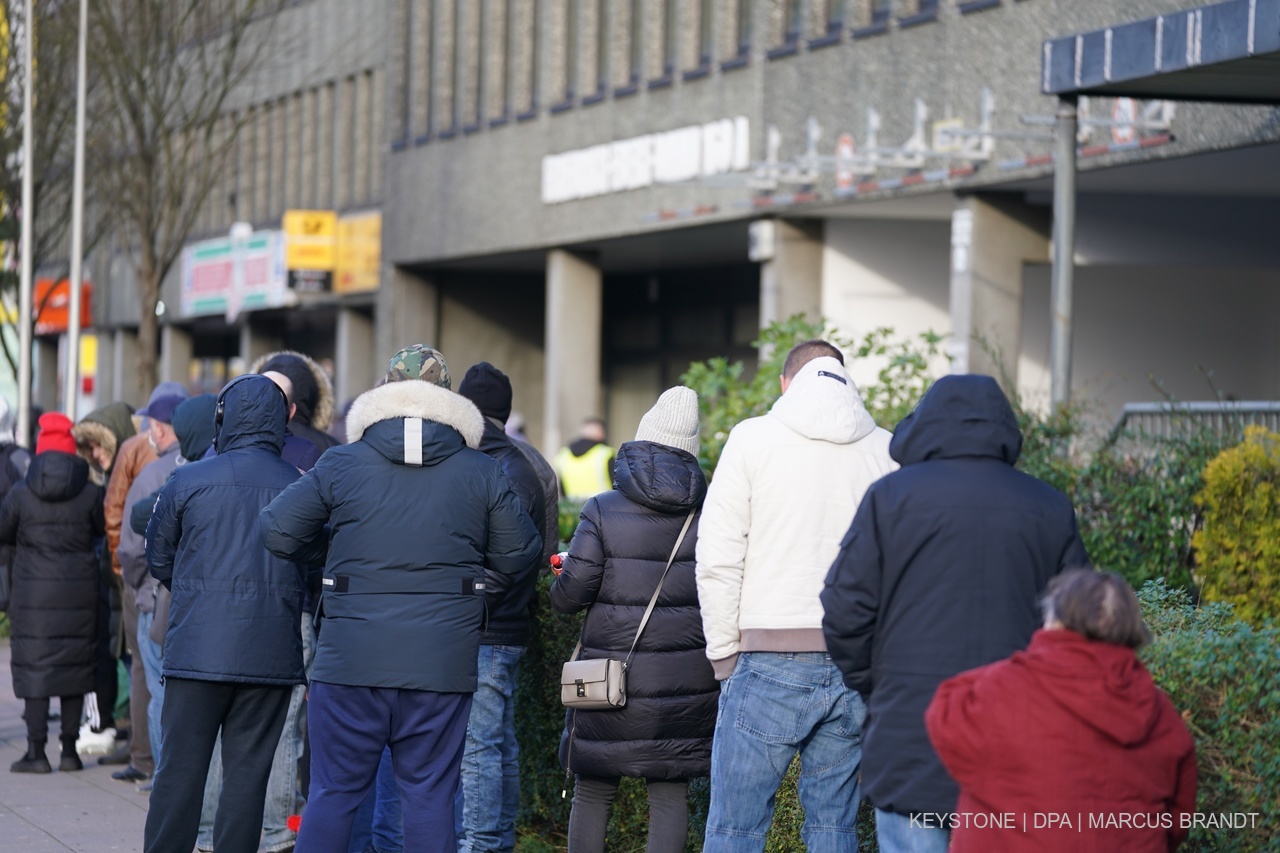 Schlange stehen bedeutet Fairness: Warum ist für grosse Teile der Bevölkerung die Abneigung gegen das Preissystem geblieben? Foto: Keystone