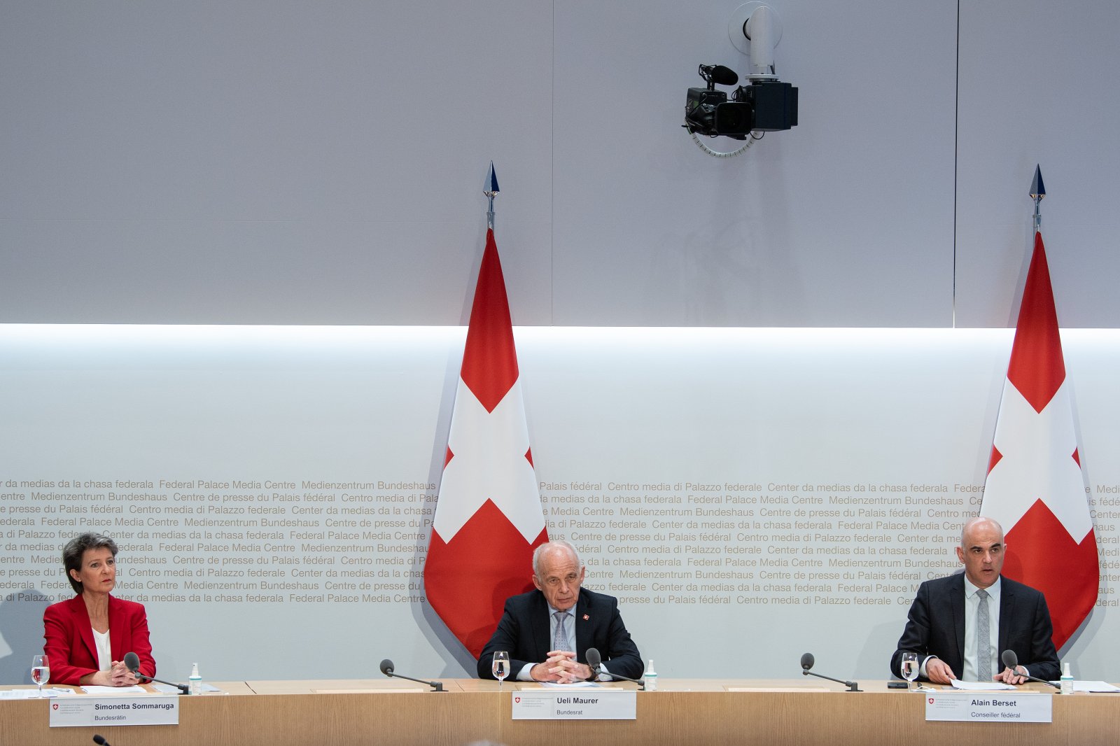 Die Bundesräte Sommaruga, Maurer und Berset erklären ihre Niederlagen. (Bikd: Keystone)