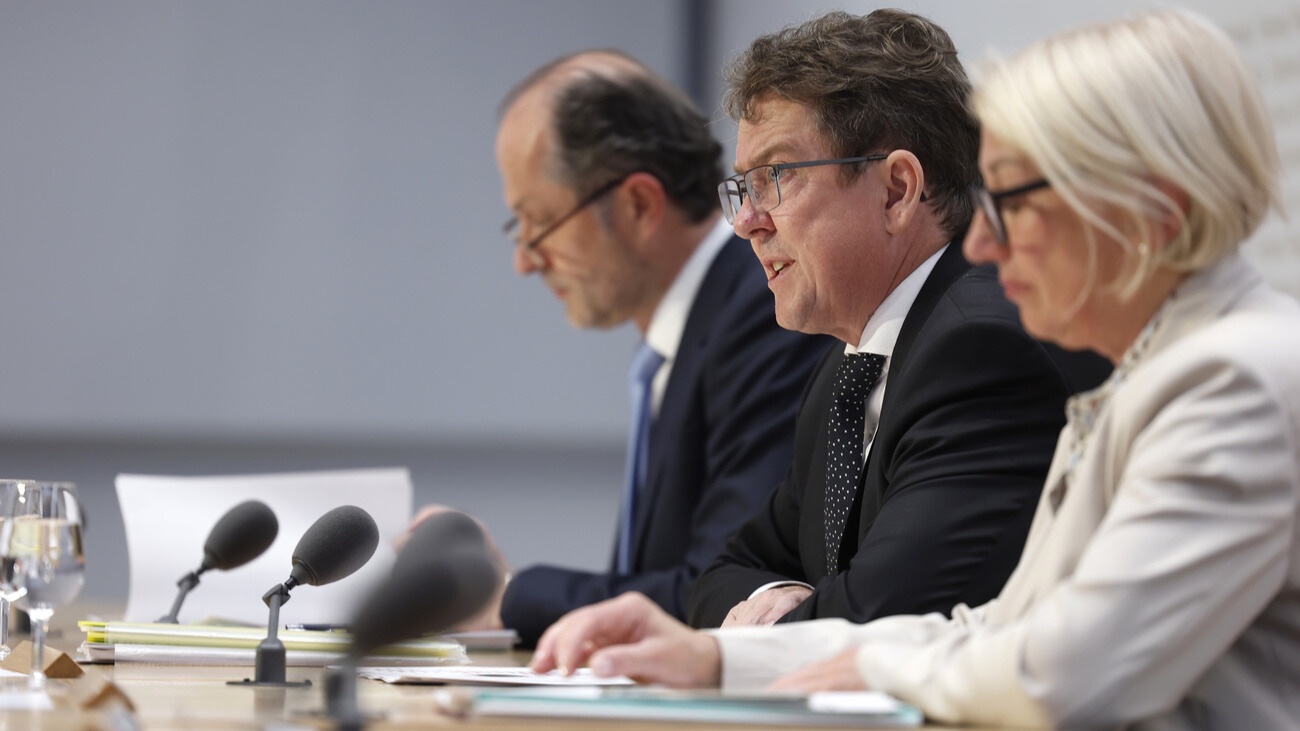 Bundesrat Albert Rösti, Mitte, spricht neben Benoit Revaz, Direktor Bundesamt für Energie, hinten, und Ursula Eggenberger, Bundesratssprecherin ad interim. Bild: Keystone