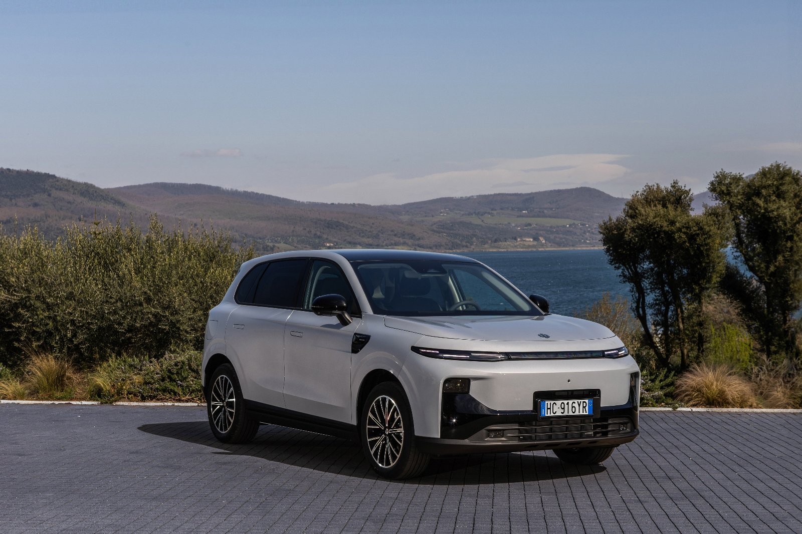 Für den Leapmotor B10 Hybrid EV ist Reichweitenangst ein Fremdwort. Bis zu 86 Kilometer schafft er rein elektrisch und dank Range Extender 900 Kilometer mit einer Tankfüllung. Bilder: Stellantis