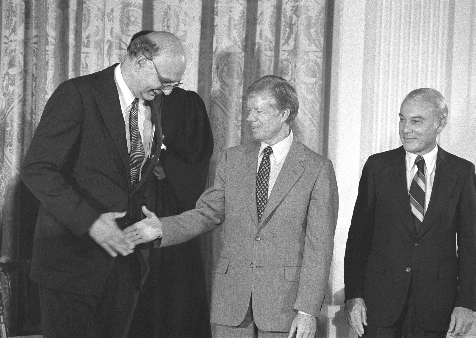 Eine eindrucksvolle Persönlichkeit: Paul Volcker (1927-2019) begrüsst im August 1979 anlässlich seiner Vereidigung zum Vorsitzenden der US-Notenbank den Präsidenten Jimmy Carter (Mitte). Bild: Keystone