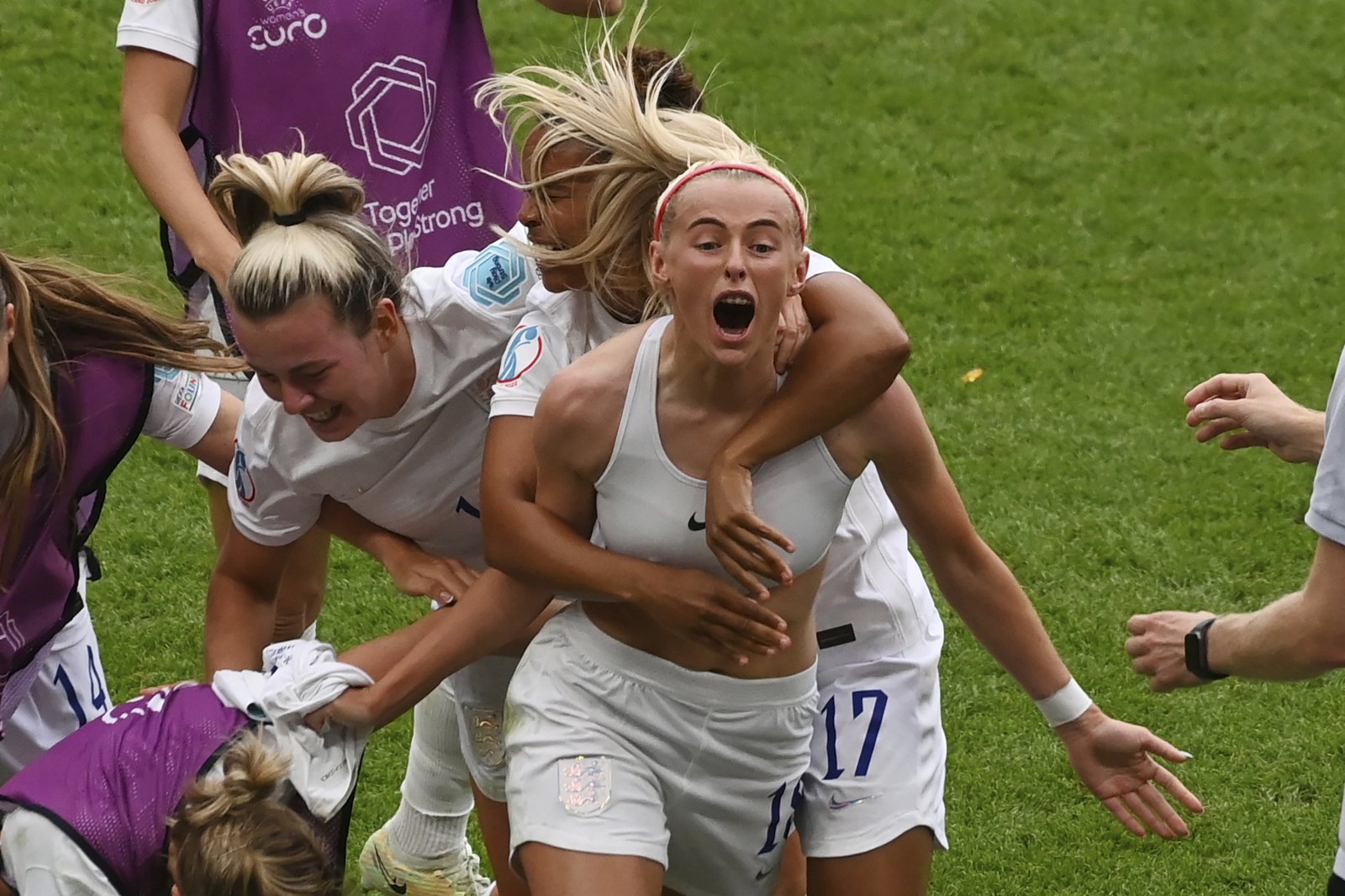 Englands Mittelfeldspielerin Chloe Kelly nach dem Sieg gegen die Deutschen am 31. Juli 2022. Bild: Keystone