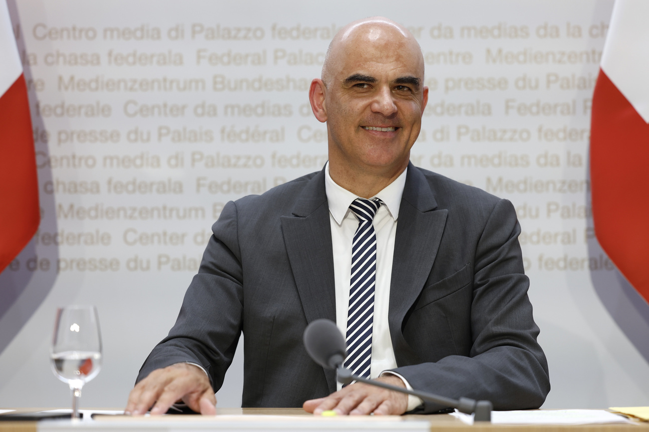 Bundespräsident Alain Berset spricht während einer Medienkonferenz über seinen Rücktritt aus dem Bundesrat auf Ende Jahr. (Bild: Keystone)