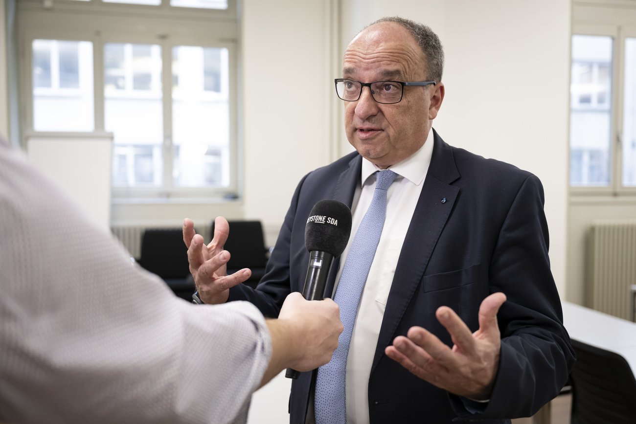 Der Aargauer Regierungsrat Markus Dieth erläutert die Stellungnahme der Kantone vor den Medien. (Bild: Keystone)