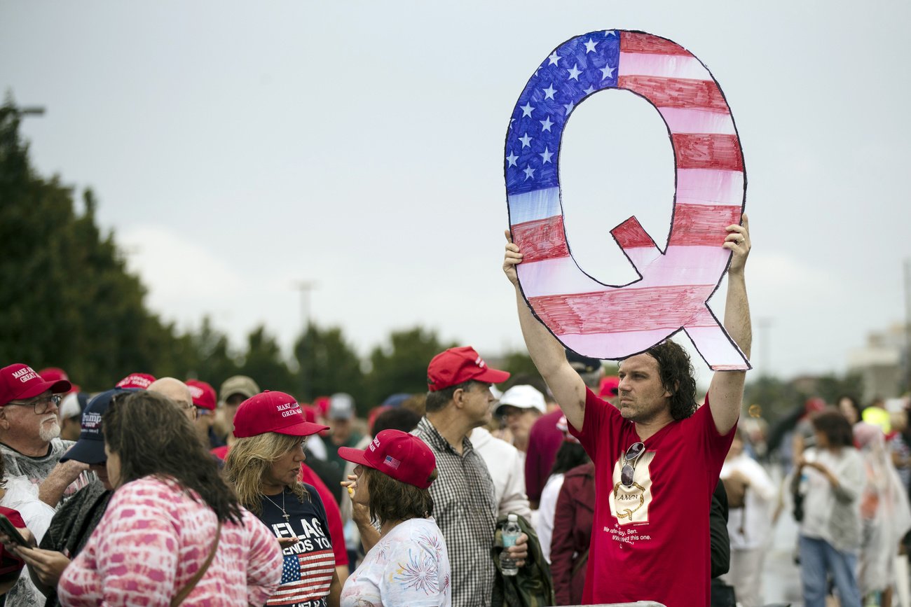 Ein Qanon-Anhänger an einer Kundgebung in Pennsylvania, USA. Bild: Keystone